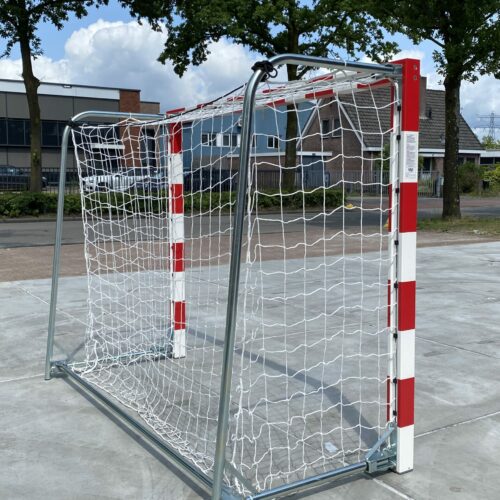 Inklapbaar mini handbaldoel 2×1,6 m. Geleverd inclusief net en haken. Ideaal voor trainingen, jeugd en als multifunctioneel sportdoel.
